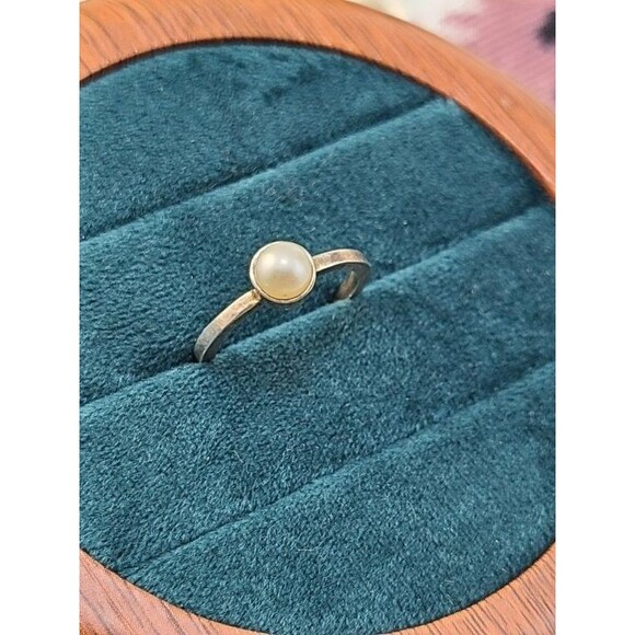 Sterling Silver Pearl Ring Size 7.5 Classic White Gem Minimalist Jewelry - Picture 2 of 7